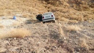 Sincik-Malatya'da Otomobil tarlaya uçtu