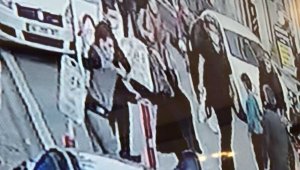 Sokak ortasında önce kalçasından sonra boynundan bıçakladı