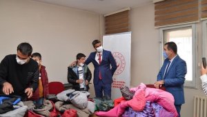 Sokakta çalışan çocuklara mont ve bot desteği
