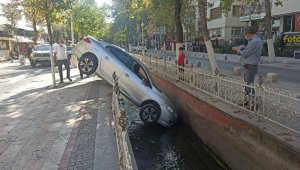 Su kanalına düşen araçtan yara almadan kurtuldu