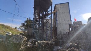 Sultangazi'de geri dönüşüm deposu yandı