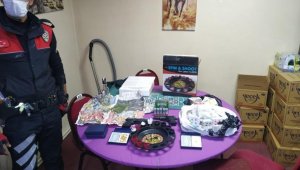 Şüpheli şahsın takibi sonucu girilen dernek binasında silah ve uyuşturucu ele geçirildi