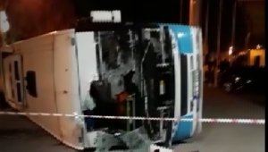 Takla atarak akaryakıt istasyonuna yuvarlanan otobüs yürekleri ağza getirdi