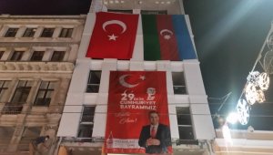 Taksim'de 29 Ekim Cumhuriyet Bayramı öncesi Türk ve Azerbaycan bayrakları asıldı