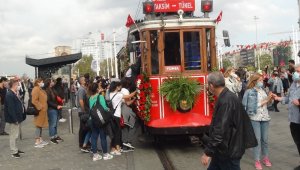 Taksim'in simgelerinden nostaljik tramvay Cumhuriyet Bayramı için süslendi