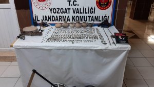 Tarihi eserlerin yanında bir de kılavuz ele geçirildi