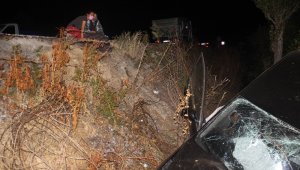 Tarlaya uçan araçtan kendi çabaları ile kurtulan yaralı kadın tir tir titredi