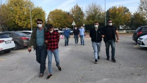 Tartıştıkları genci vurarak öldürdü