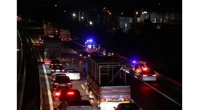 TEM'de iki araç çarpıştı: Uzun araç kuyruğu oluştu