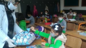 Teneffüste öğrencilerin ağızları 'Afyon Lokumu' tatlandırdı