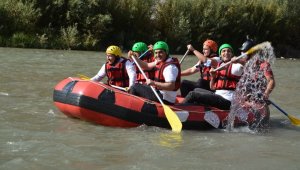 Terörün bittiği Hakkari'de rafting heyecanı