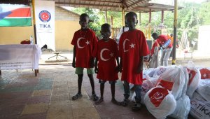 TİKA'dan Güney Sudanlı çocuklara malzeme yardımı