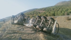 Tır devrildi sürücü yara almadan kurtuldu