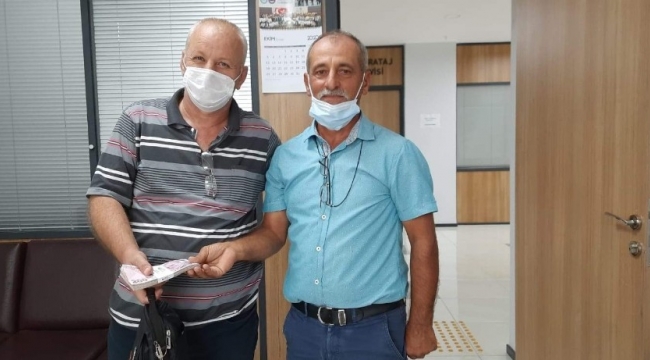 Trabzon Ortahisar'da Yolda bulduğu parayı sahibine teslim etti
