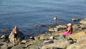 Trabzon'da Ekim ayında denize girdiler