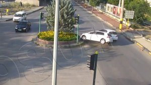 Trafik ışıklarının çalışmadığı kavşaktaki iki otomobilin çarpışma anı kamerada