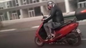 Trafikte ilginç anlar...Motosikletini kamçılayan adam...