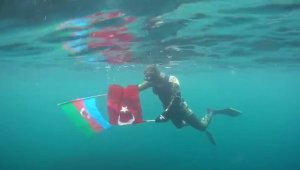Türk ve Azerbaycan bayraklarıyla dalış yaptı