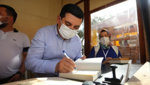 Tütüncü'den Cemil Meriç Kitaplığı'na kitap bağışı
