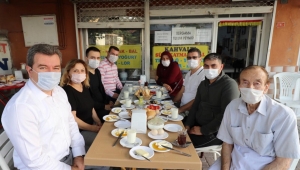 Ünlü Bergama kahvaltıcısı Eşref amcanın yaşını doğru bilenler kahvaltıda bir araya geldi