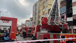 Üsküdar'da korkutan iş yeri yangını: Su hortumuyla itfaiyeye yardım ettiler