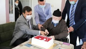 Vali Arslantaş'tan Cumhuriyet doğumlu Mehmet dedeye doğum günü sürprizi