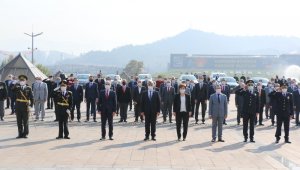 Vali cadde boyu gezerek esnafa ve vatandaşa Türk bayrağı dağıttı