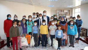 Varto Müftülüğünden 45 çocuğa giyim yardımı