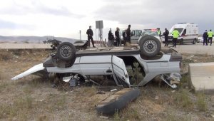 Virajı alamayan otomobil şarampole devrildi: 8 yaralı