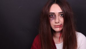 Yaptıkları makyaj ile şiddet gören kadınların seslerini duyurmaya çalışıyorlar