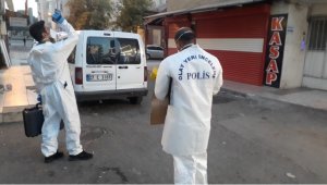 Şehitkamil'de Yarı çıplak halde park halindeki aracın üstüne düştü