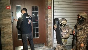 Yasa dışı bahisten kazandıkları paraları QR kodla çekmişler