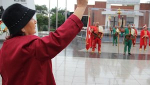 Yaşlı kadının bayram coşkusuna yağmur da engel olmadı