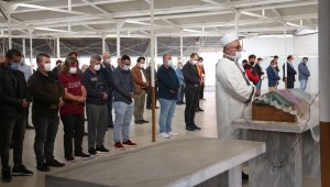 Yemek borusuna takılan ekmek sonucu ölen Zeynep son yolculuğuna uğurlandı