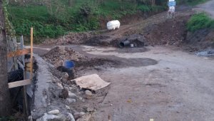 Yıllardır yaşanan yol sorununu mahalle halkı el birliğiyle çözmeye çalışıyor