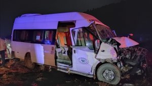 Yolcu minibüsü ile traktör çarpıştı: 8 yaralı