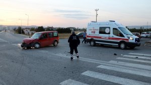 Yolcu otobüsü ile otomobil çarpıştı: 3 yaralı