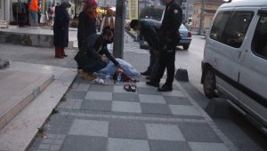Yolda yürürken saldırıya uğradı