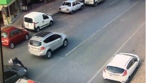Yolun karşısına geçen yayaya otomobil çarptı