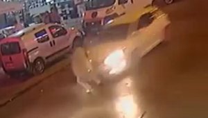 Yolun karşısına geçmeye çalışan vatandaşa otomobil çarptı; o anlar kamerada