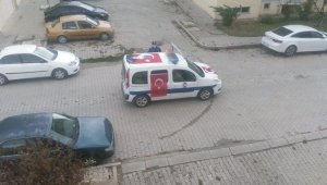 Zabıta aracı bayraklarla süslendi