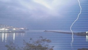 Zonguldak'ta şimşekler geceyi aydınlattı