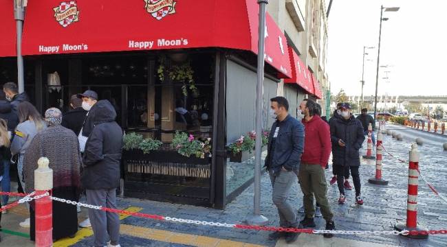'Efsane Cuma' indirimleri sosyal mesafeyi unutturdu