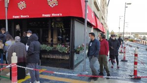 'Efsane Cuma' indirimleri sosyal mesafeyi unutturdu