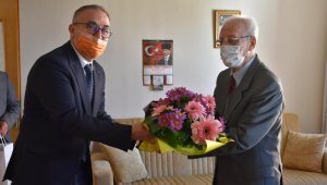 92 yaşındaki emekli öğretmenin duygu dolu anları