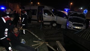 Adana'da işçi servisi ile hafif ticari araç çarpıştı: 4 yaralı