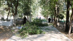 Akçakale'deki mezarlıkta çevre düzenlemesi