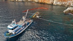 Alanya'da alabora olan teknenin enkazı temizlendi