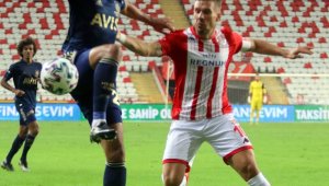 Alman yıldız Podolski'nin golleri Antalyaspor'a yetmedi