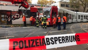 Almanya'da iki tramvay kafa kafaya çarpıştı: 1'i ağır 20 yaralı